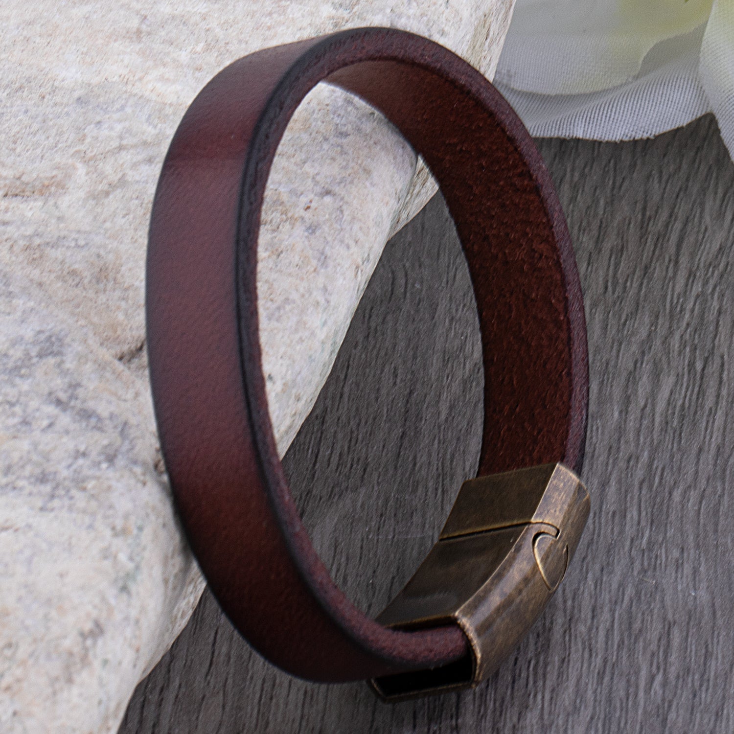 FABRIO - Sturdy leather bracelet with brass clasp - Harisson Fashion