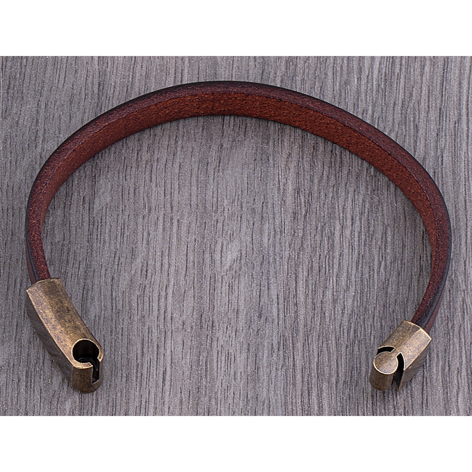 FABRIO - Sturdy leather bracelet with brass clasp - Harisson Fashion